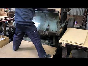 【段ボールの製造】みかん箱などで必要な段ボールの型抜き（トムソン）の様子