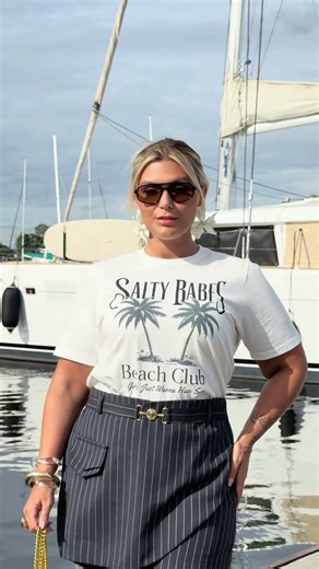 T-shirt Plus Size Salty Babes e Short Saia Plus Size Preto Risca de Giz