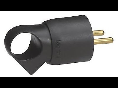 Pose d'une prise électrique mâle sur un four encastrable