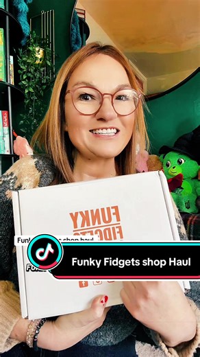 Funky Fidgets Shop haul and I may have peaked. These are three of the bestselling sensory fidget toys that always sell out and I completely understand why. First up, the Mystery Dumpling squishy. Soft, slow-rise, ridiculously cute and it comes in a little steamer pod. It’s the kind of desk fidget that looks innocent but suddenly you’re squishing it during every Zoom call. Then the ASMR Crunchy Ball. This one is for the tactile lovers. Proper crunchy bead texture inside, super satisfying squeeze,