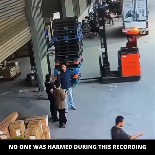 Safety Fails on Instagram: "This is WHY You Never Turn Your Back on Moving Equipment – Falling Pallets Nearly Strikes Worker at Shipping Dock🤯 @safetyfails1 - Let’s Increase Workplace Safety #accident #accidents #construction #construção #safety #safetyfirst #maintenace #oil #oilchange #slip #laddersafety #risk #risky #firesafety #training #fails #eletrical #hardhat #PPE #fire #crane #cpr #cranefails #welding #warehouse #ladder"