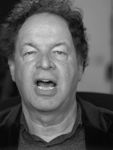 Photovoltaik für Dummies 010: Erklärung Air Mass (AM), Einfluß auf das Spektrum und den Wirkungsgrad. AM 1 ist die senkrechte Durchstrahlung der Erdatmosphäre, dies kann aber nur in einem Bereich von 23,5 Grad nördlich bis 23,5 Grad südlich der Erdatmosphäre geschenn. Deshalb ist bei uns auf Meereshöhe immer AM kleiner als 1. Je höher das AM, desto röter das Spektrum der Einstrahlung, wie beispielsweise bei Sonnenaufgang und Sonnenuntergang. Kristalline Siliziumsolarzellen haben den höchsten Wir