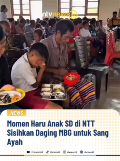 Viral di media sosial, sebuah video memperlihatkan momen haru seorang siswa SD di NTT yang membagikan sepotong daging dari menu Makan Bergizi Gratis (MBG) miliknya untuk sang ayah. Momen sederhana namun menyentuh itu semakin mengharukan ketika sang anak tampak tak kuasa menahan tangis saat berbagi makanan dengan orang tuanya. ------ Asw01 #viral #mbg #ntt #ntvnewsid