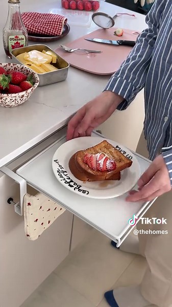 주방 공간이 필요할때, 손으로도 쉽게 슥~🏳 올리기만 하면 보조 선반이 생깁니다! 하부장 문에 걸고 흔들리지 않게 나사 돌려주면 설치 완료! 언제든 탈부착할 수 있어서 더 좋아요 선반 사용하지 않을 땐 행주걸이로 쓰니 자리 차지하는 느낌 없고, 공간 모자랄 때만 올리면 되니 참 요긴합니다 선반 올려도 행주는 그 자리 그대로라 올릴 때 번거롭지 않구요 색상도 무광 화이트라 참 깔끔하죠?😉 선반 크기는 25 × 27.5cm 하중은 1kg으로 핸드폰이나 요리책, 식재료 조리도구 등 가벼운 물건들 위주로 사용하실 수 있어요. 조리대 공간이 좁을 수 밖에 없는 원룸에 특히 추천 드립니다👏 🔔구매는 지금 쇼핑하기나 더홈스 프로필링크로 오세요! #주방용품 #미니선반 #행주걸이 #주방꾸미기 #원룸꾸미기 #주방보조선반 #주방선반