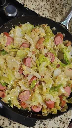 I cooked some good old fashioned cabbage with peppers, onion, sausage and bacon! This was my first time cooking it in bacon grease! I also added a little butter and water and lots of seasonings! So good!! FULL RECIPE 💬 👇 | Easy Recipes