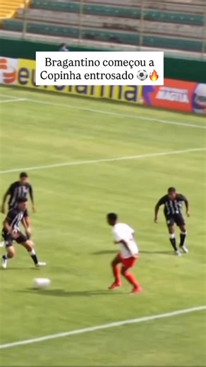 Fut Falado | Artur Ribeiro on Instagram: "Essa é a importância de pensar rápido e jogar com poucos toques ⚽️💡 A equipe do Red Bull Bragantino goleou o Figueirense por 6x1 em sua estreia na Copinha e demonstrou ser um time muito bem treinado pelo técnico Fernando Oliveira! O segundo gol, marcado por Yuri Leles, nasceu de uma jogada coletiva trabalhada, daquelas que mostram entendimento e intensidade. Será que esse golaço foi resultado daquele famoso treino de no máximo dois toques? 👀🔥 #copinha