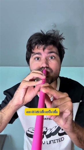 Cô gái Tè xuống bể bơi 🤣