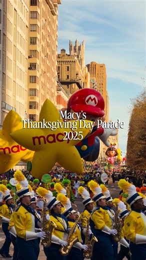 New York on Thanksgiving morning feels unreal. Giant balloons in the sky, marching bands shaking the streets, confetti drifting between the buildings and so many little moments that make this city feel alive. I tried to capture the magic the way New York gives it. And just like every year, the arrival of Santa at the end of the parade signals the official start of the holiday season in New York. __________ #nyc #newyorkcity #macysparade #thanksgivingparade #marinanewyorkcity #thingstodoinnyc #ch