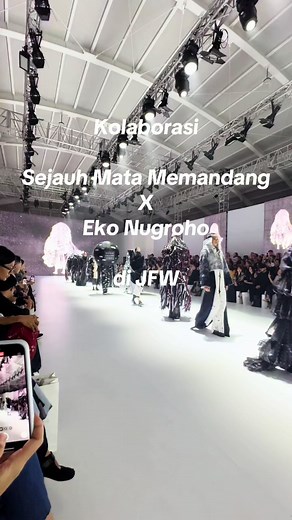 Kolaborasi terbaruku bersama brand fashion Sejauh Mata Memandang di Jakarta Fashion Week pada tanggal 27 Oktober 2024 #sejauhmatamemandang #ekonugroho #studioekonugroho #jfw2025 #jakartafashionweek #dfk #dewifashionknights