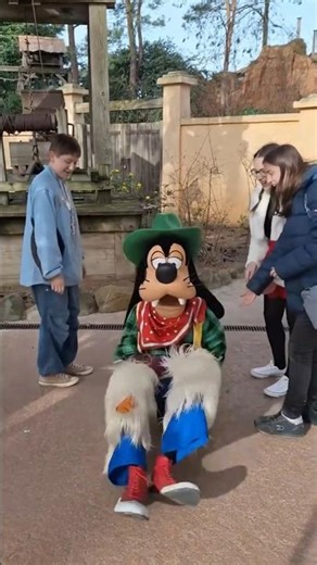 Goofy doet Goofy-dingen. 🥰 #goofy #bloopers #disneyparks #shorts