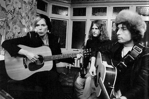Joni Mitchell and Bob Dylan perform ‘Coyote’ at Gordon Lightfoot’s house in 1975