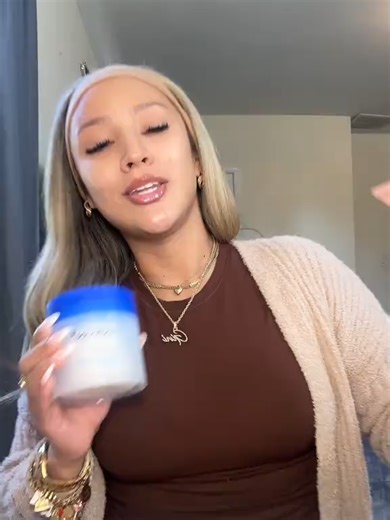 One set. Eight essentials. Real results you can see. The ideal routine for anyone seeking a natural, luminous complexion without overcomplicating skincare.