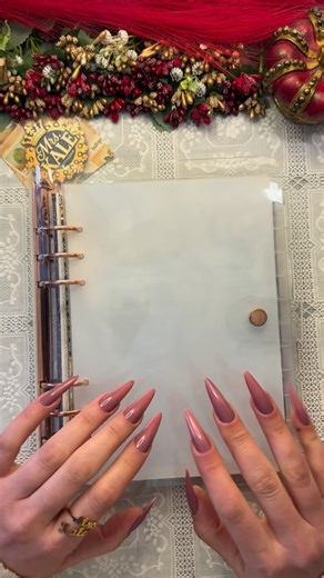 Mrs. Kale 👑 on Instagram: "2025 👁️ | #işbirliği #prgift The folder I started using in the last months of 2025 became filled with my projects. It even started to be a little hard to close. So I moved the contents into a different folder and added new pages to this one 😍 You weren’t expecting me to close it without taking one last look at my work, were you? 🥹 You can find the folder, 12 PVC pages, and the sticker set on the @shiimmer_ing website. There are so many different notebooks and amazi