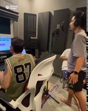 1.5M views · 10K reactions | Andree: "Lỡ mắng nó vài câu hôm đá bóng, mà nó lỡ hét vào tai thế này đây, biết thế không chọn về team". | Đài Phát Thanh. | Facebook