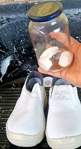 10K views · 56 reactions | ¡Este es mi secreto para blanquear y quitar manchas de mis zapatillas, ropa, calcetines y más! | Recetas Caseras | Facebook