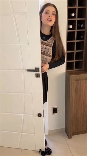 A problem at the door 🚪 #robotvaccuum #vacuum #sarosz70 #cleaning #aidesign #techinovation | English by Giovana