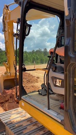 Giving it a try Did you know that using 3D on an excavator with autos can increase your productivity by 50%? No getting out of the cab or relaying on a grade checker, just dig! — WORK THE DIRT — #DigItDigitalGPS #WorkTheDirt #Earthmover #GetYourGradeOn #heavyequipment #dirt #heavyequipmentlife #heavyequipmentnation #caterpillar #catmachines #construction #constructionlife #civilconstruction #betterdirtworld #dozer #excavator #excavators #catexcavator #earthmoving #trimble #earthworks #machinecon