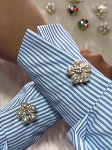 mới được bà c đồng nghiệp khai sáng cho cách đeo nút trang trí cho tay áo, nhìn sang xịn hẳn luôn👉👈 | Vũ Trụ Vô Tri