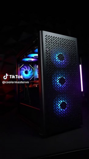 Cooler Master Elite 502 – Mạnh mẽ, đẹp mắt, đa năng mà không tốn kém 💯 ☑️ Mặt lưới cao cấp cho khả năng tản nhiệt vượt trội ☑️ 3 quạt ARGB 120mm lắp sẵn – vừa mát vừa đẹp ☑️ Hỗ trợ radiator 420mm, GPU dài 410mm và mainboard back-connector hiện đại ☑️ Hoàn hảo cho các dàn PC tầm trung đến phổ thông #coolermaster #coolermastervn #elite502 #case #pc #pcsetup #pcgaming