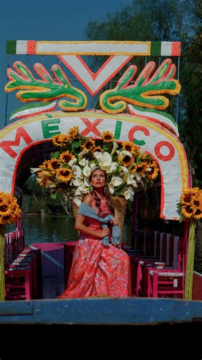 Mariel de Viaje on Instagram: "Mijito, somos la portada de la edición especial de enero de @thetravelcitizen , una revista que se está distribuyendo en @fiturmadrid 2026, una de las ferias internacionales de turismo más importantes del mundo, que se realiza cada año en Madrid, España. Y este año viene lo más simbólico: México es el país socio invitado. Por eso, teníamos que hacer una portada que nos representara y llenara de orgullo. La idea creativa de esta portada fue una genialidad de @adrian