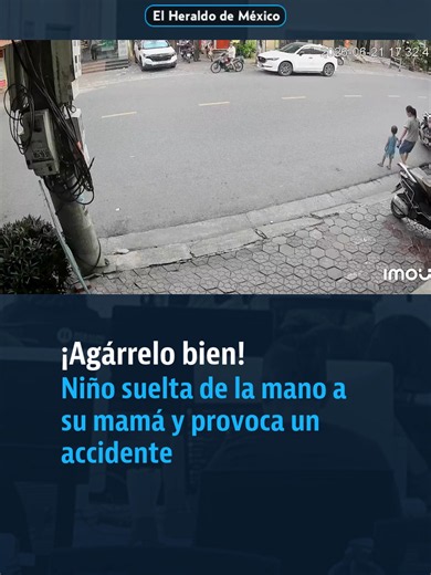 Un menor se suelta de la mano de su madre en plena calle. Aunque el niño resulta ileso, el conductor de una motocicleta termina involucrado en un accidente.