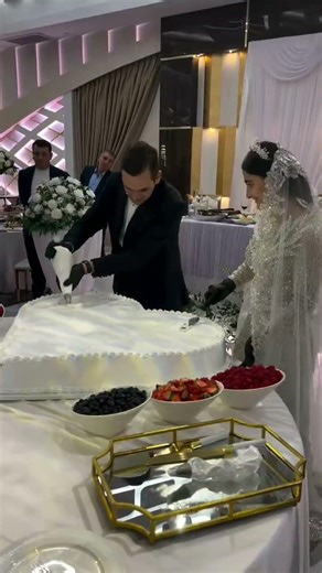 شیرینیِ شروع یک عشق ابدی 🎂💍❤️#عروسی #عروس_داماد #عشق_ابدیم #Wedding #Love #CoupleGoals