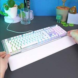 279K views · 333 reactions | Nichts wie weg mit der lästigen Pappe! Wenn du es gar nicht mehr erwarten kannst, die Vulcan II auszupacken, haben wir hier schonmal einen kleinen Vorgeschmack für dich... 殺 | ROCCAT | Facebook