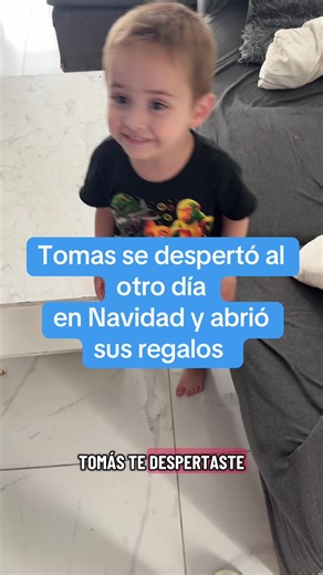 Tomas se despertó al otro día en Navidad y abrió sus regalos #navidad