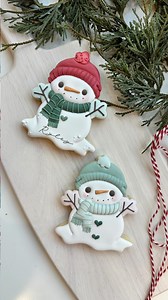 ✨Frosty, cute, and full of dimension! I loved decorating this little snowman — the soft colors, the tiny details, and the cozy winter vibes make him one of my favorite designs this season. ⛄💙 At The Sweet Designs Shoppe, we’re always updating sketches and sharing ideas so your cutters feel fresh, modern, and easy to decorate… even during the busiest cookie season. ❄️💫 Can’t wait to see your versions! #cookiedecorating #royalicingcookies #snowmancookies #christmascookies #holidaycookies #cookie