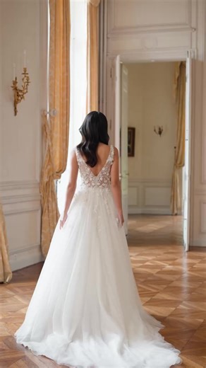 Az új Bianco Evento 2026os menyasszonyi ruhák már elérhetőek részben/vagy megrendelhetőek a Fortuna Esküvői- és Alkalmi Ruhaszalon ban! Mit szóltok ehhez a romantikus, 3D limitált modellhez? Neve BRUNA Bejelentkezés szükséges: 202506794 | Grószné Kmetty Ildiko