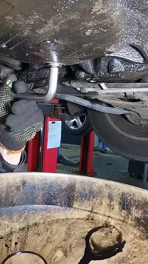 1.6M views · 5.8K reactions | Washing the Engine after Changing the Oil #reelsvideo #reelsviral #copyrightinfringementchallenge #ACTIVEVIDEO #automatic #reels #mechanic #automotive #copyright #engine | BD mechanic Tips25 | Facebook