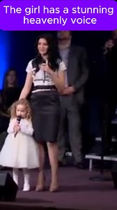 Hayley Jones, four, sings at church every Sunday. The girl has a stunning heavenly voice. Watch the full video in the comments below👇👇👇 | Talent Spotlight