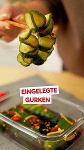 Pickeln – also das #Einlegen von Lebensmitteln in Essig, Salzlake oder Öl zur Haltbarmachung – ist heute #Küchentrend, schnell, kreativ und voller Geschmack. Eingelegtes Gemüse bringt Würze und Farbe auf den Teller. Mit unserem Rezept für eingelegte Gurken im Japan-Style kannst du den Trend schnell und einfach ausprobieren. 1. Gurken auf Stäbchen legen und diagonal dicht einschneiden. Um 180Grad wenden und wiederholen. 2. Gurken einsalzen und ca. 15 Minuten ziehen lassen, danach under fließendem