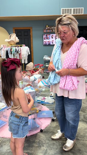 Frankie came all the way from Virginia while on vacation in the Smoky Mountains, and we are SO glad she stopped by Little Mama’s Nursery for her special adoption day 💕 This sweet little mama fell in love with one of our Remi full silicone babies, and it was the perfect match from the start. Her baby has the most beautiful big blue eyes… just like Frankie’s 🥹 The moment she held her baby, you could see how proud and excited she was. She chose the name Barbie, and it fits her precious baby girl 