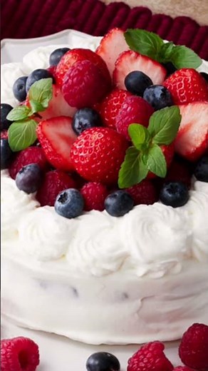 🍰 ホットケーキミックスで！3種のベリーケーキ 💖ホットケーキミックスで簡単！3種のベリーケーキ🍓💜💙 ふんわり生地にブルーベリー・ラズベリー・ストロベリーをたっぷり入れた、ケーキです