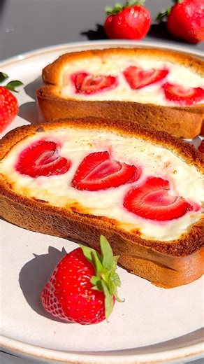 Easy Strawberry Cheesecake Toast by @emsfoodiefix for your lazy Sunday Brunch #strawberrytoast #strawberry #strawberryrecipes #frenchtoast #easybrunchrecipe | Tasty