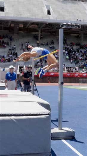 What a day for Ella Michelitch! The Minisink Valley (NY) sophomore clears a 5-10 PR to win the NBNO girls high jump 👏 #nbnationals | MileSplit