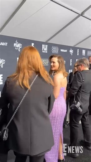 Wow, wow, wow. 🤩 This moment between Ariana Grande, Leighton Meester, and Adam Brody has changed us for good. #CriticsChoice #AwardsSeason | E! News