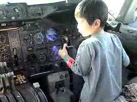 Flying lesson in Boeing 747 cockpit
