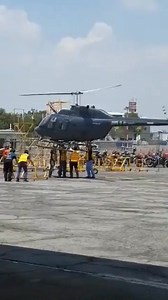 🔧🚁 Watch this incredible in-flight replacement of the Bell Jet Ranger B206 helicopter's skid! During an autorotation training exercise, the pilot damaged the aircraft's landing gear. Thanks to the competence and agility of a highly trained maintenance team, the skid was promptly replaced, preventing a possible tragedy. Bell Jet Ranger helicopters are known for their reliability and versatility, being widely used in various missions around the world. This team deserves all the praise for their 