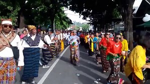 Lagu Daerah Kupang, NTT Besong jangan bilang tana timor sonde bae. Besong jangan bilang FLOBAMORA sonde bae. Bae sonde bae, bae sonde bae tana timor lebe bae. Bae sonde bae, bae sonde bae Flobamora lebe bae. Bae sonde bae, bae sonde bae itu semua beta punya Di Sumba sana ada kuda Sandalwood. Di Flores sana ada si Komodorensis. Di Alor sana ada buah Kenari. Di Timor sini ada wangi cendana. Besong jangan bilang tana timor sonde bae. Besong jangan bilang FLOBAMORA sonde bae. Bae sonde bae, bae sond