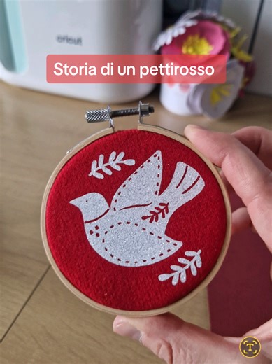 Ho lasciato questo progetto per ultimo intenzionalmente. Un piccolo telaio di legno, un tessuto rosso e nel centro il pettirosso Natalizio. 🕯Una delle storie più note narra di un uccellino dal piumaggio originariamente marrone, durante la notte della nascita di Gesù, ravvivò il fuoco nella stalla battendo le ali per tenere al caldo il bambino, Maria e Giuseppe. Le braci bruciarono il petto, lasciandovi una macchia rossa permanente, come segno del suo amore e dedizione. 🕯Il pettirosso divenne u