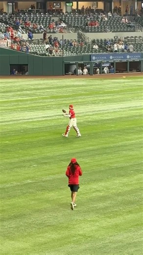 A MLB Catcher & Pitcher Getting Loose Before A Game Throwing A Football | #football #baseball 🏈⚾️