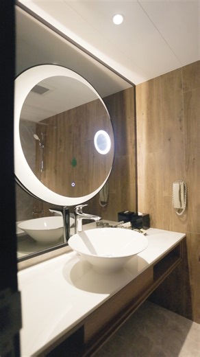 Experience Hong Kong with ease and comfort in our Premier Family Quintuple Room at Park Hotel Hong Kong. Perfect for families or groups of up to five, this spacious retreat is located in vibrant Tsim Sha Tsui—just steps from shopping, attractions, and dining. Whether you're sightseeing or relaxing, it's the ideal home base for your Hong Kong journey. Book early at bit.ly/3JW6sYE and save up to 40% with our Advance Purchase Offer. Learn more at bit.ly/41QIq7w. 體驗香港的精彩旅程🌆 入住位於尖沙咀心臟地帶的香港百樂酒店🏨，體驗尊