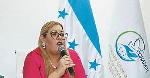 Por interés político querían destituir a comisionada