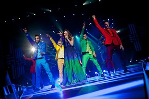 93K views · 3.6K reactions | Alzate il volume e ballate con Laura in questo Medley New Year's Eve,in attesa del nuovo anno! | Laura Pausini La Donna dalla Voce di Velluto | Facebook