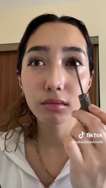 Eye Makeup Tutorial: Mascara Application and Eyelash Curling