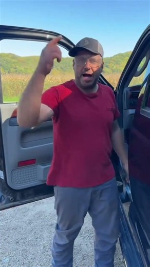 When you have a buddy that refuses to use their mirrors when they back up 🤨 #chiassonsmoke