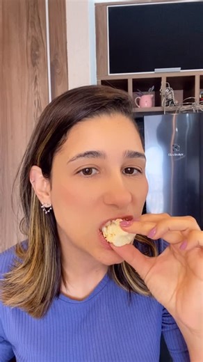Karol Oliveira | Bella Bolaria | Confeitaria Afetiva on Instagram: "😱👉🏼Parece marshmallow, só que não! Olha essa nuvem de maçã… saudável e super fácil de fazer. Mostrando o passo a passo para tirar todas as dúvidas do vídeo anterior que rendeu 6 milhões de views👀 🍎É uma sobremesa feita só com maçã e gelatina. Saudável, leve e tão fácil que você nem vai acreditar que dá certo… mas confia, porque dá SIM! 📝A gente começa cozinhando 200 g de maçãs com 35 ml de água até ficarem bem macias. E é 