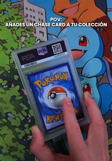 Hay cartas que no compras solo por valor. Las compras por lo que te hacen sentir. Ese momento cuando por fin añades un chase card a tu colección siempre se siente distinto. No importa cuántas cartas tengas, hay algunas que simplemente te hacen parar, mirarlas, y decir: sí, esta era la que faltaba. Al final, coleccionar no siempre se trata de inversión. A veces se trata de esa satisfacción de conseguir una carta que llevabas tiempo queriendo y verla por fin en tu colección. 💬 ¿Cuál es ese chase